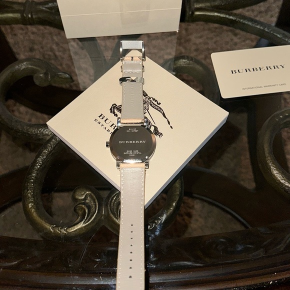 Burberry ❤️ Watch in Signature print on Leather Coated Canvas Strap. Pre❤️Loved - Picture 7 of 9